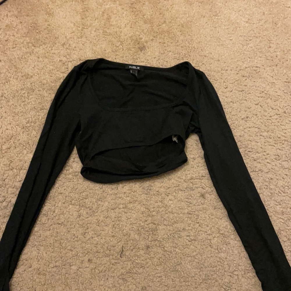 black long sleeved cropped top